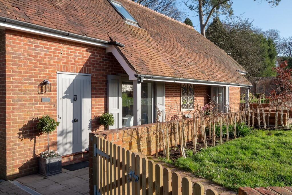 2 bed Cottage for rent in Alfold Crossways. From Foxtons - Guildford 2 bed Cottage for rent in Alfold Crossways. From Foxtons - Guildford