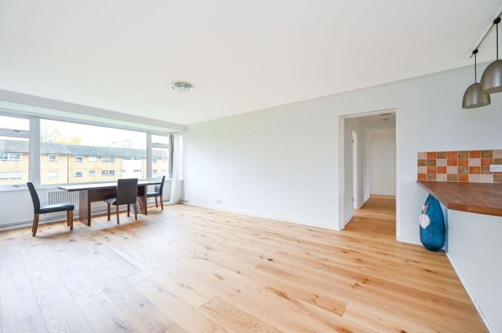 3 bed 1st Floor Flat for rent in Guildford. From Foxtons - Guildford