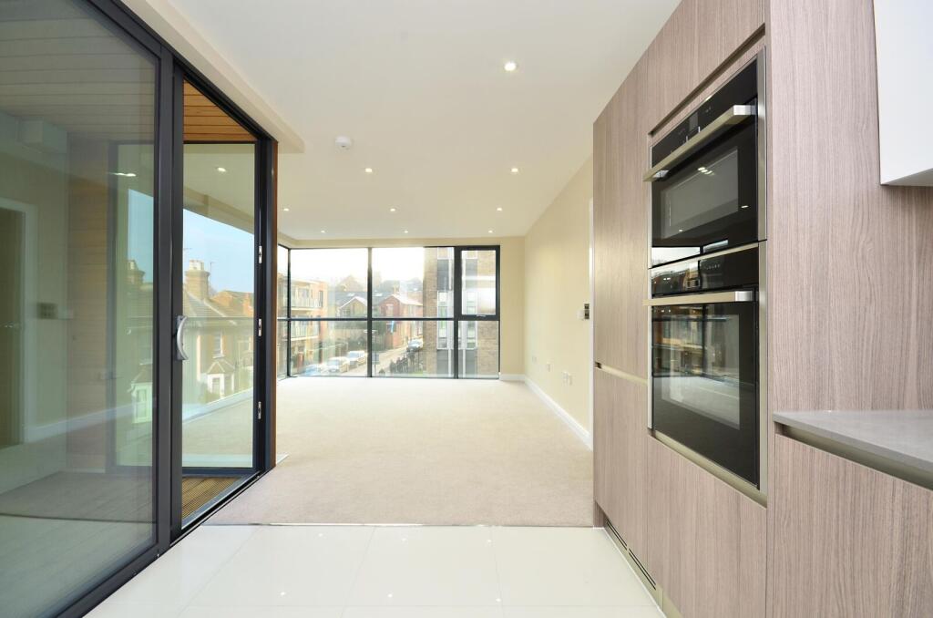 2 bed 1st Floor Flat for rent in Guildford. From Foxtons - Guildford
