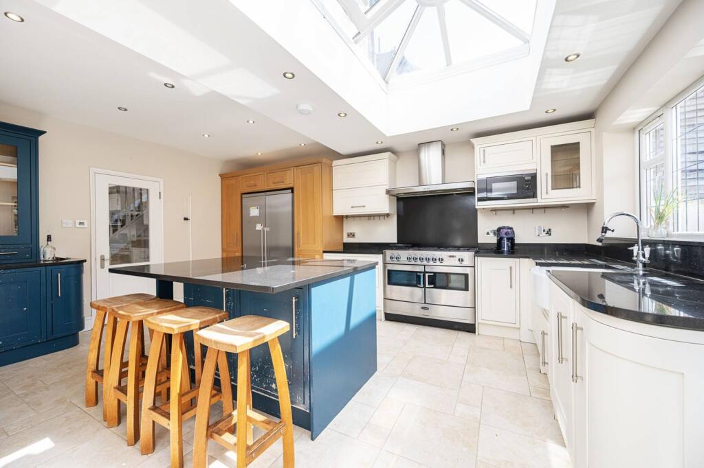 5 bed Semi Detached for rent in Chigwell. From Foxtons - Hackney