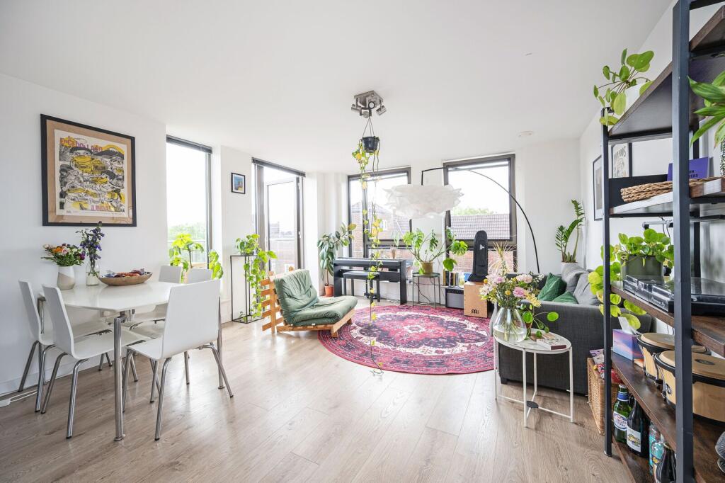2 bed 1st Floor Flat for rent in Hackney. From Foxtons - Hackney