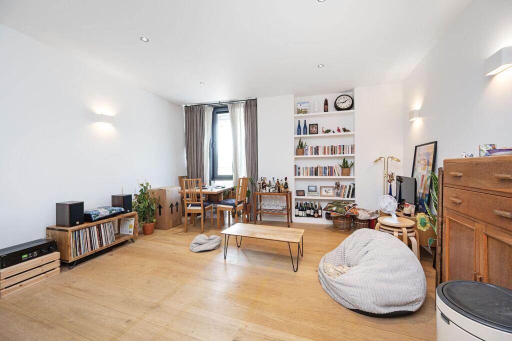 2 bed 1st Floor Flat for rent in Hackney. From Foxtons - Hackney