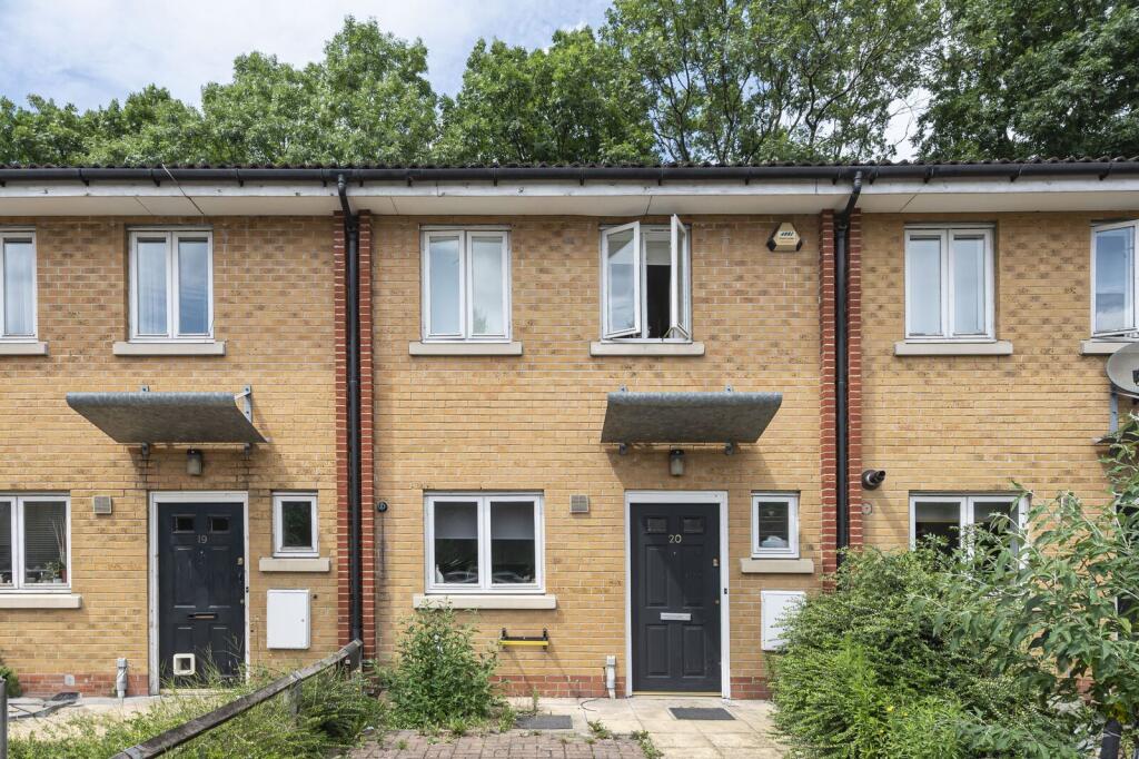 2 bed Mid Terraced House for rent in Bow. From Foxtons - Hackney 2 bed Mid Terraced House for rent in Bow. From Foxtons - Hackney