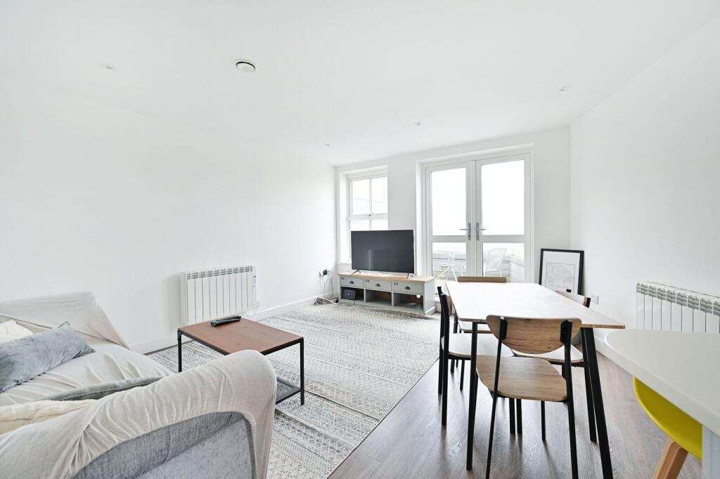 2 bed 1st Floor Flat for rent in Bow. From Foxtons - Hackney 2 bed 1st Floor Flat for rent in Bow. From Foxtons - Hackney