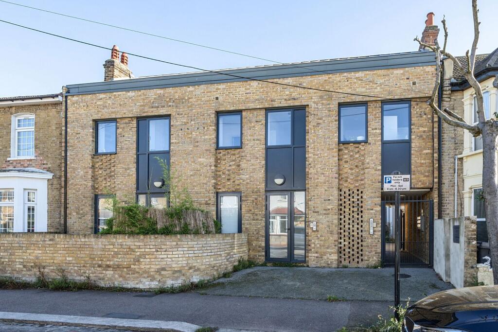 2 bed 1st Floor Flat for rent in Leyton. From Foxtons - Hackney