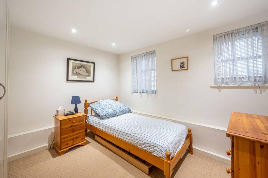 3 bed Cottage for rent in London. From Foxtons - Hampstead
