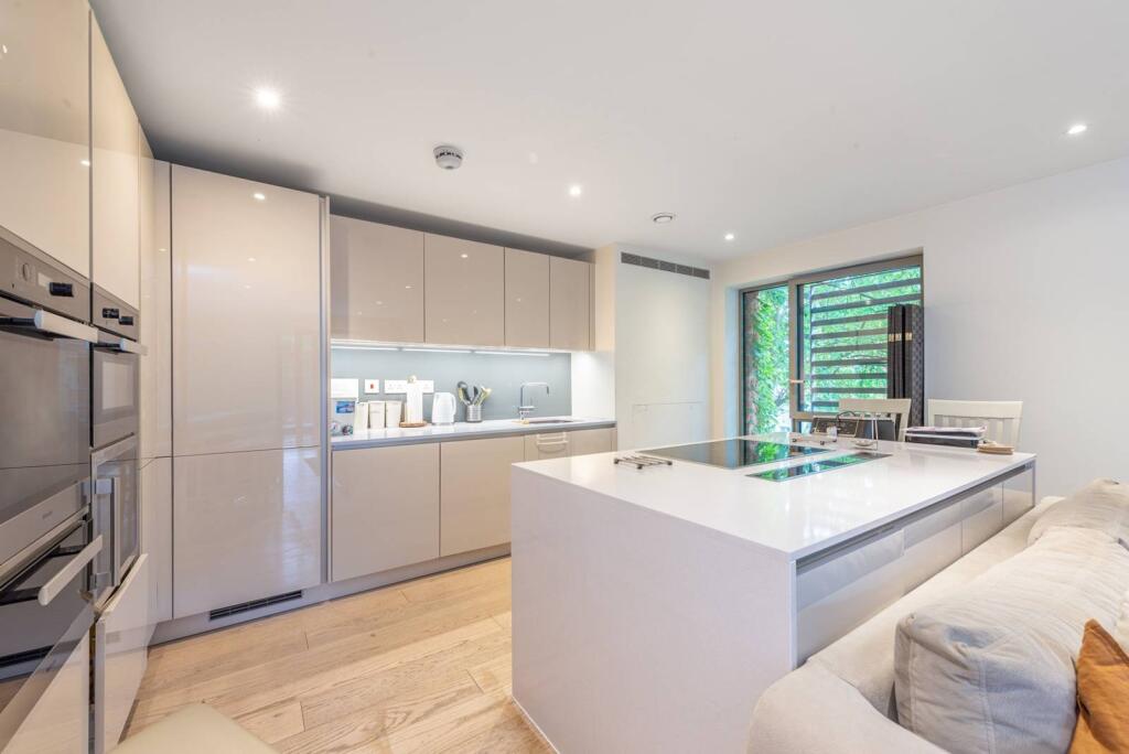 3 bed 1st Floor Flat for rent in Hampstead. From Foxtons - Hampstead