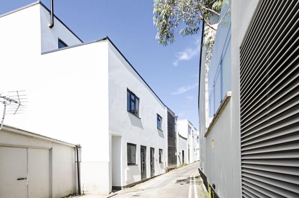 3 bed Mews for rent in London. From Foxtons - Hampstead