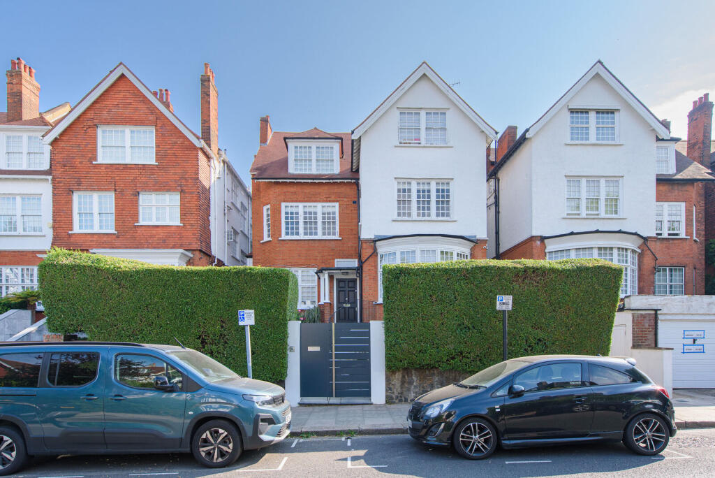 3 bed 1st Floor Flat for rent in Hampstead. From Foxtons - Hampstead