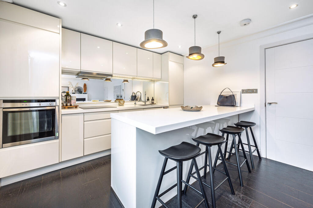 3 bed 1st Floor Flat for rent in London. From Foxtons - Hampstead