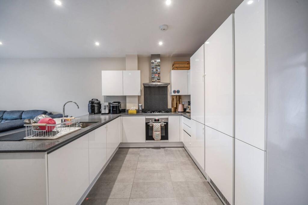 5 bed Mid Terraced House for rent in . From Foxtons - Harrow 5 bed Mid Terraced House for rent in . From Foxtons - Harrow