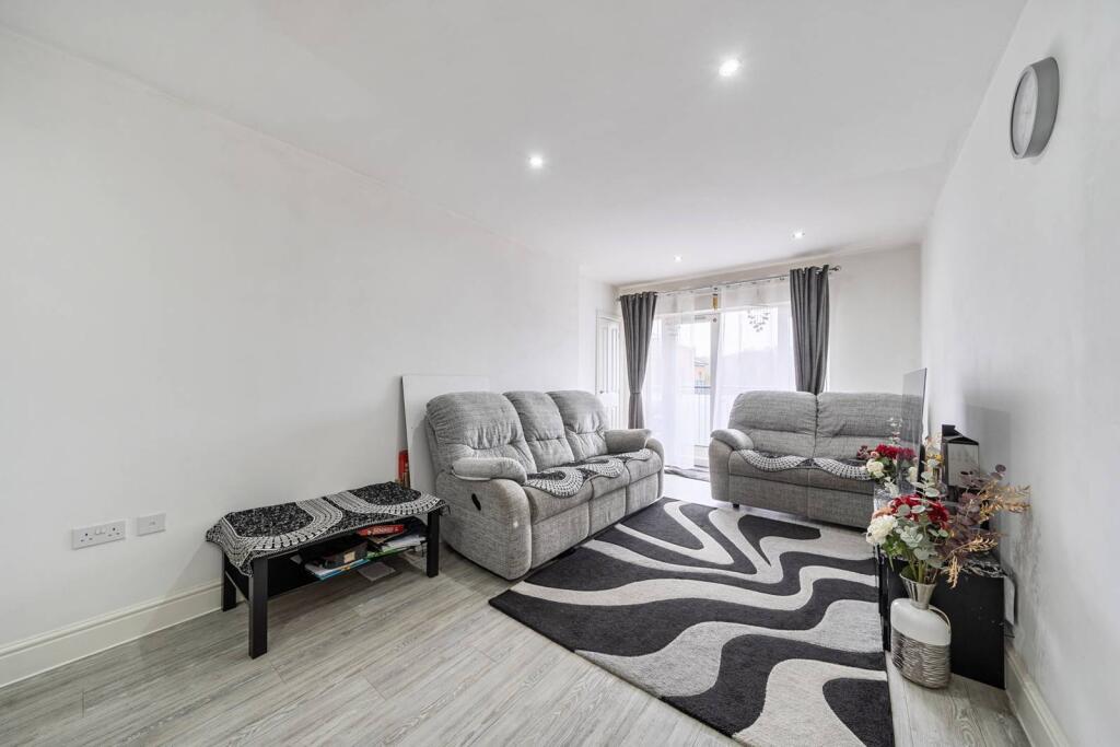 2 bed 1st Floor Flat for rent in Harrow. From Foxtons - Harrow
