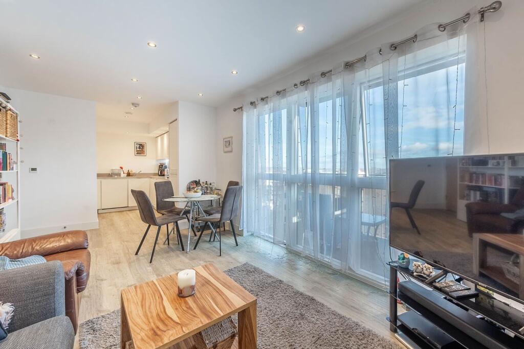 1 bed 1st Floor Flat for rent in Harrow. From Foxtons - Harrow