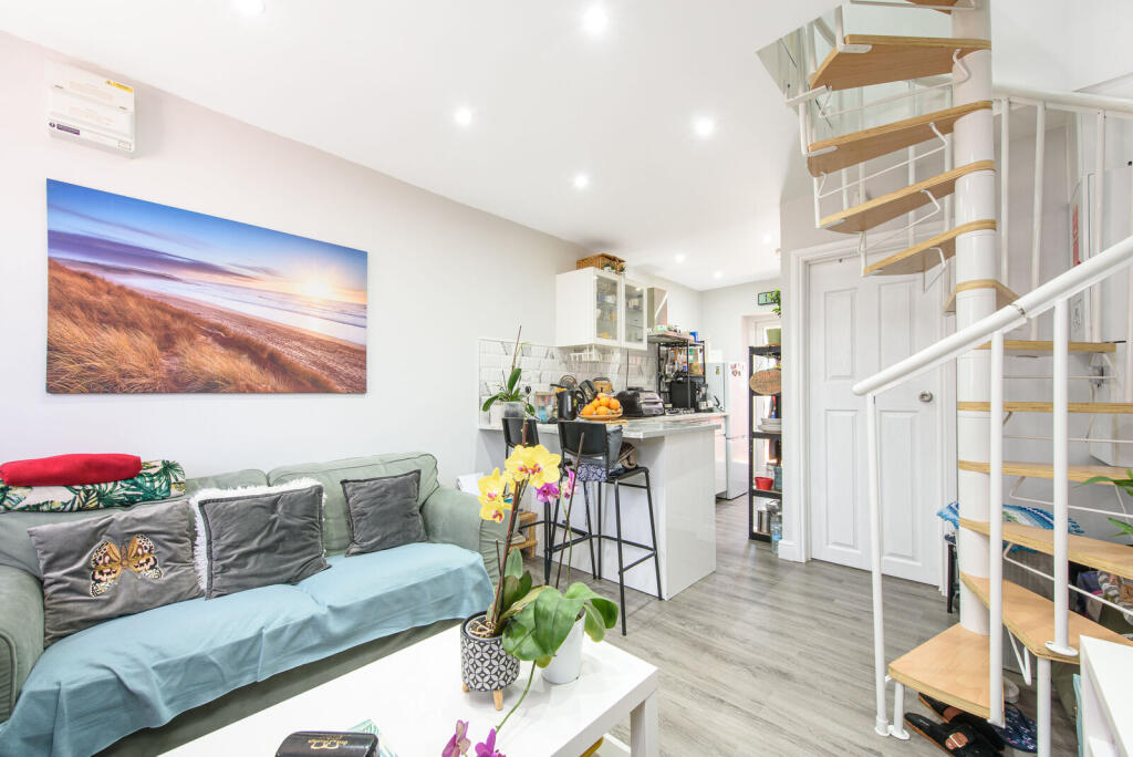 1 bed 1st Floor Flat for rent in Harrow. From Foxtons - Harrow