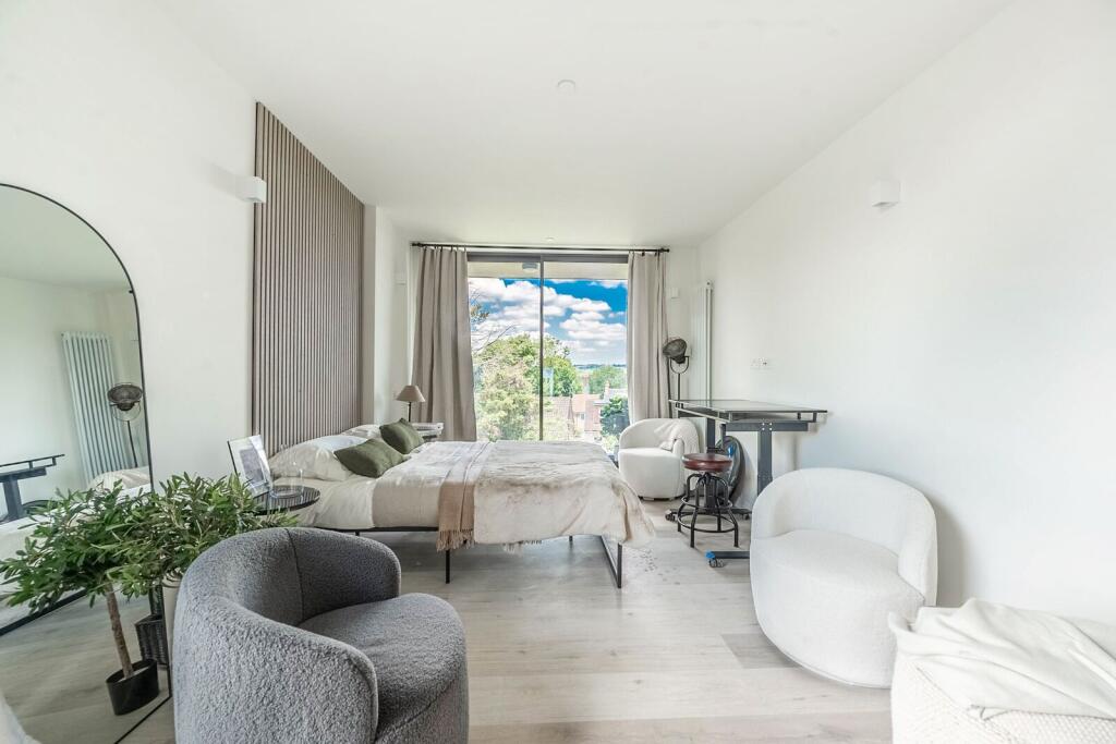 4 bed Studio for rent in . From Foxtons - Harrow