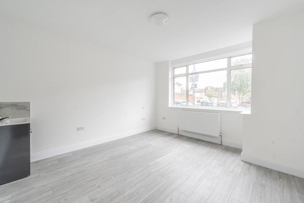 5 bed Mid Terraced House for rent in Harrow. From Foxtons - Harrow