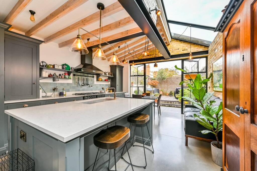 3 bed Detached for rent in London. From Foxtons - Islington