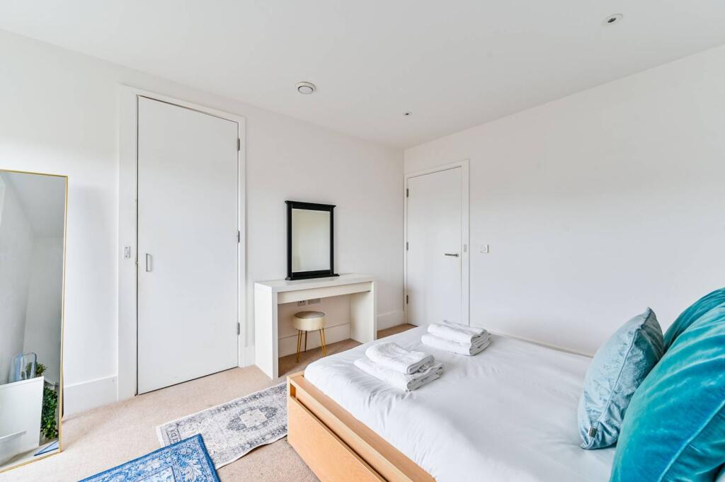 3 bed 1st Floor Flat for rent in London. From Foxtons - Islington