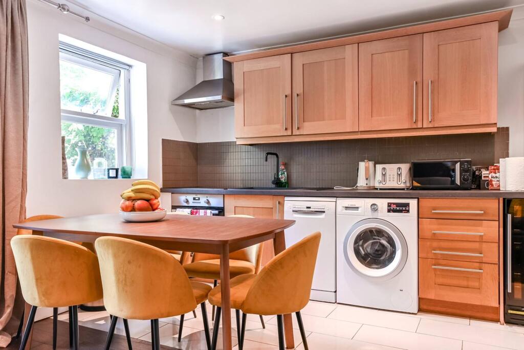 3 bed Detached for rent in London. From Foxtons - Islington