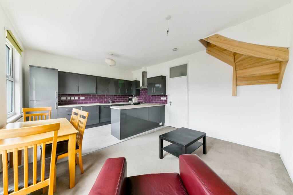 3 bed 1st Floor Flat for rent in London. From Foxtons - Islington