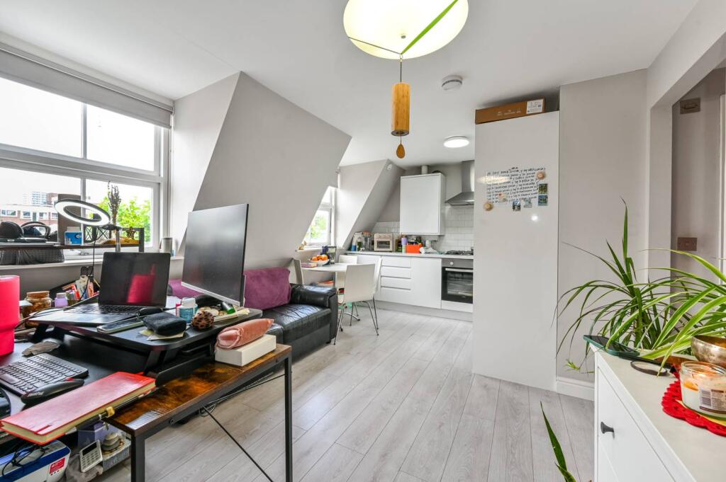 1 bed 1st Floor Flat for rent in Islington. From Foxtons - Islington