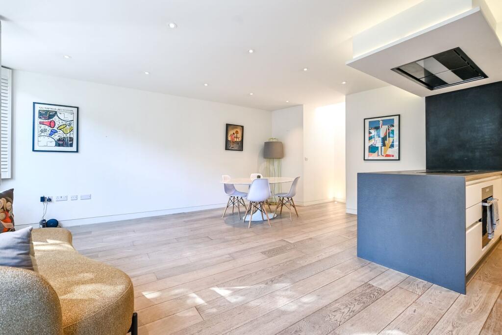 3 bed Detached for rent in London. From Foxtons - Islington