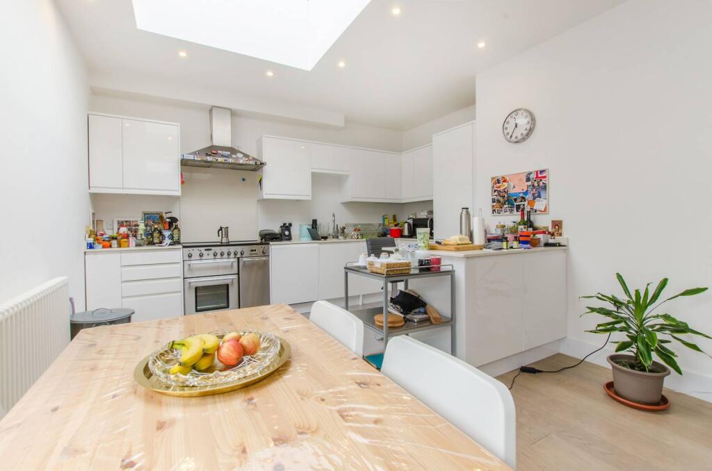 2 bed 1st Floor Flat for rent in London. From Foxtons - London Bridge