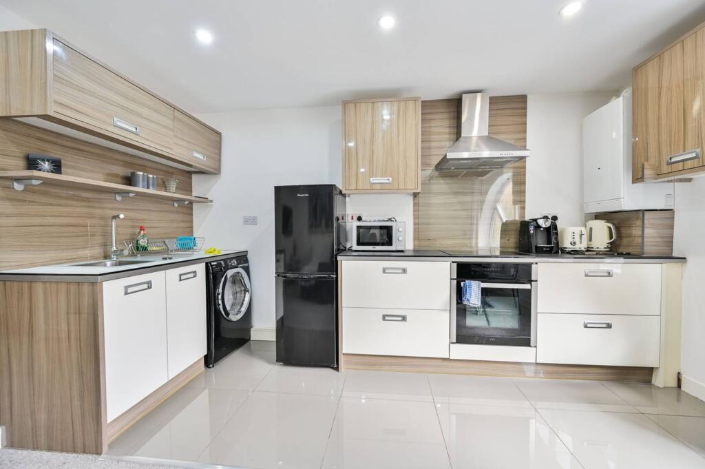 1 bed 1st Floor Flat for rent in London. From Foxtons - London Bridge