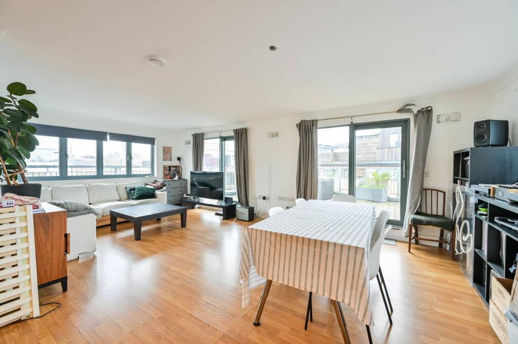 3 bed 1st Floor Flat for rent in London. From Foxtons - London Bridge