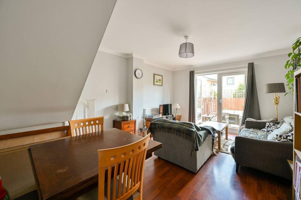 2 bed Mid Terraced House for rent in London. From Foxtons - London Bridge 2 bed Mid Terraced House for rent in London. From Foxtons - London Bridge