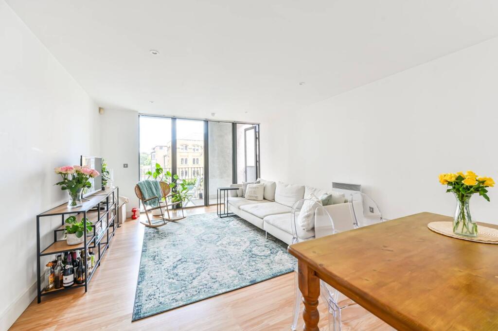 2 bed 1st Floor Flat for rent in London. From Foxtons - London Bridge