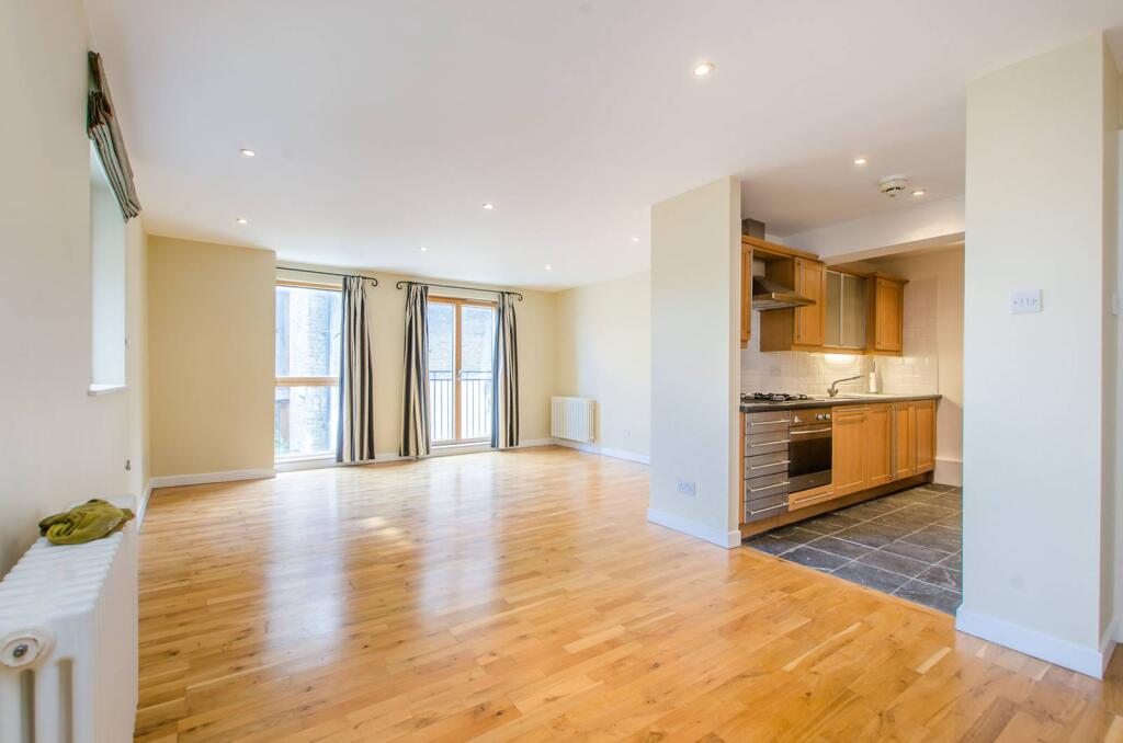 3 bed 1st Floor Flat for rent in London. From Foxtons - London Bridge