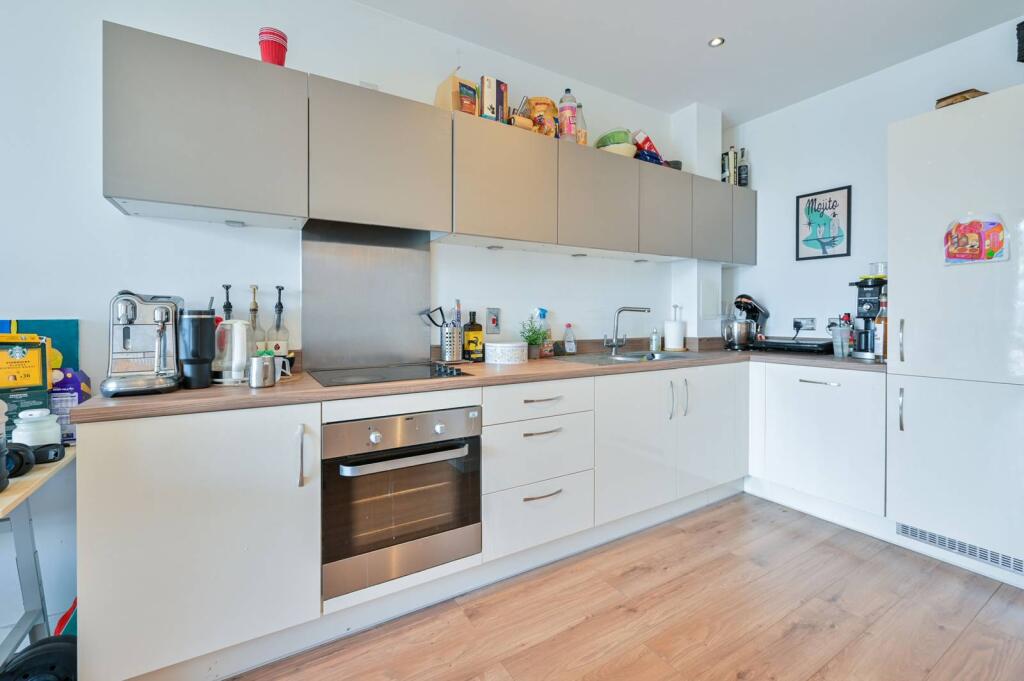 1 bed 1st Floor Flat for rent in London. From Foxtons - London Bridge