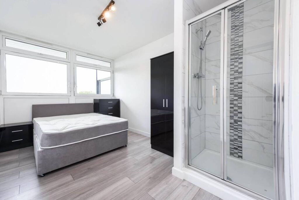 3 bed 1st Floor Flat for rent in London. From Foxtons - London Bridge