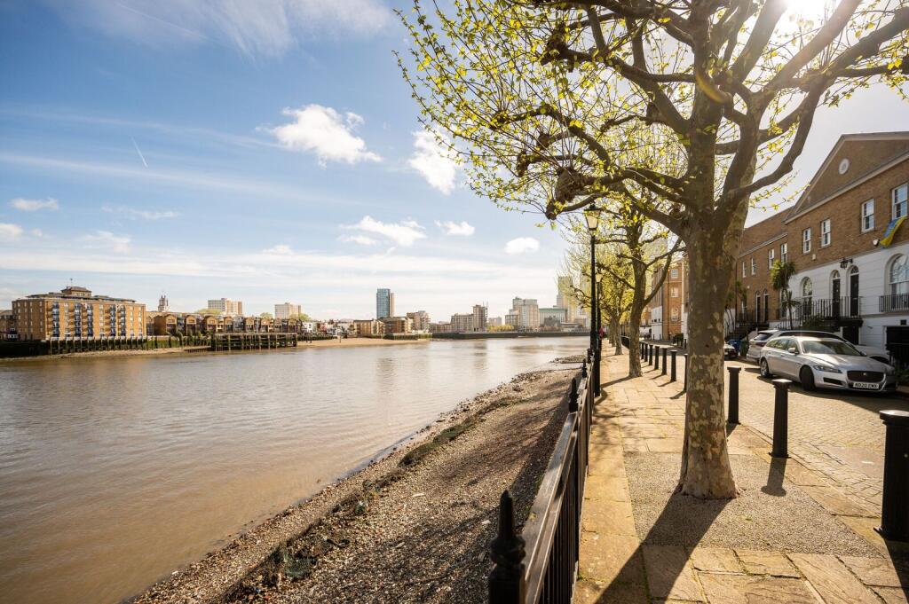 2 bed 1st Floor Flat for rent in Poplar. From Foxtons - London Bridge