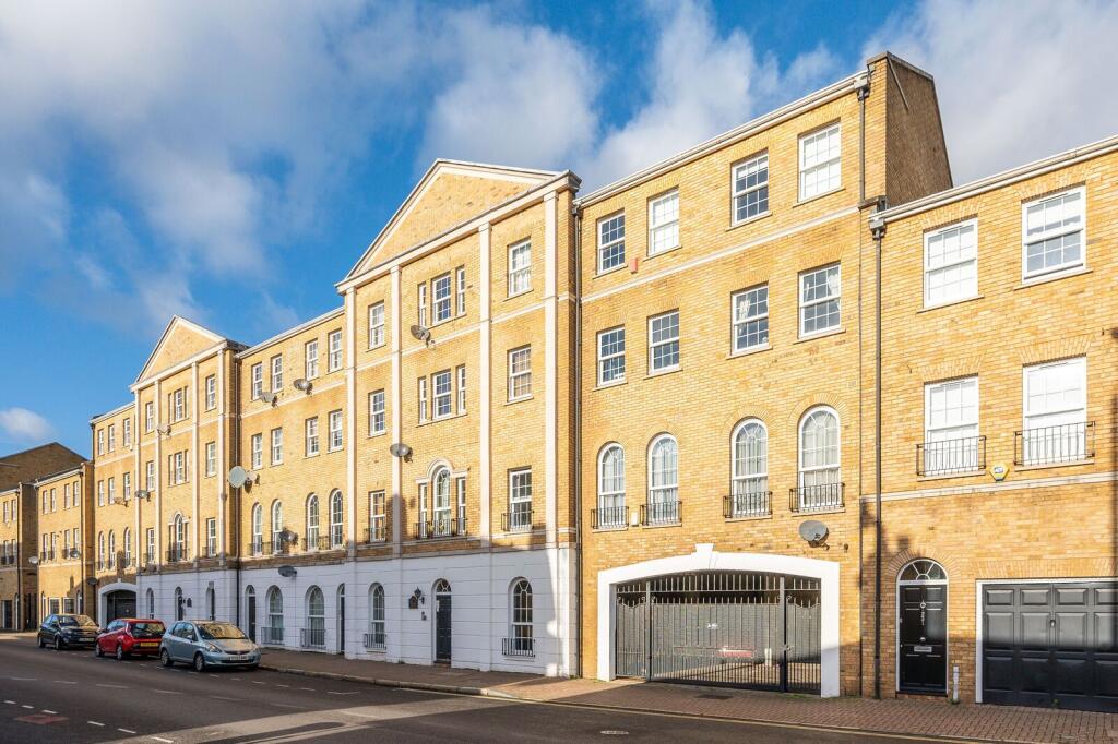 2 bed 1st Floor Flat for rent in Poplar. From Foxtons - London Bridge
