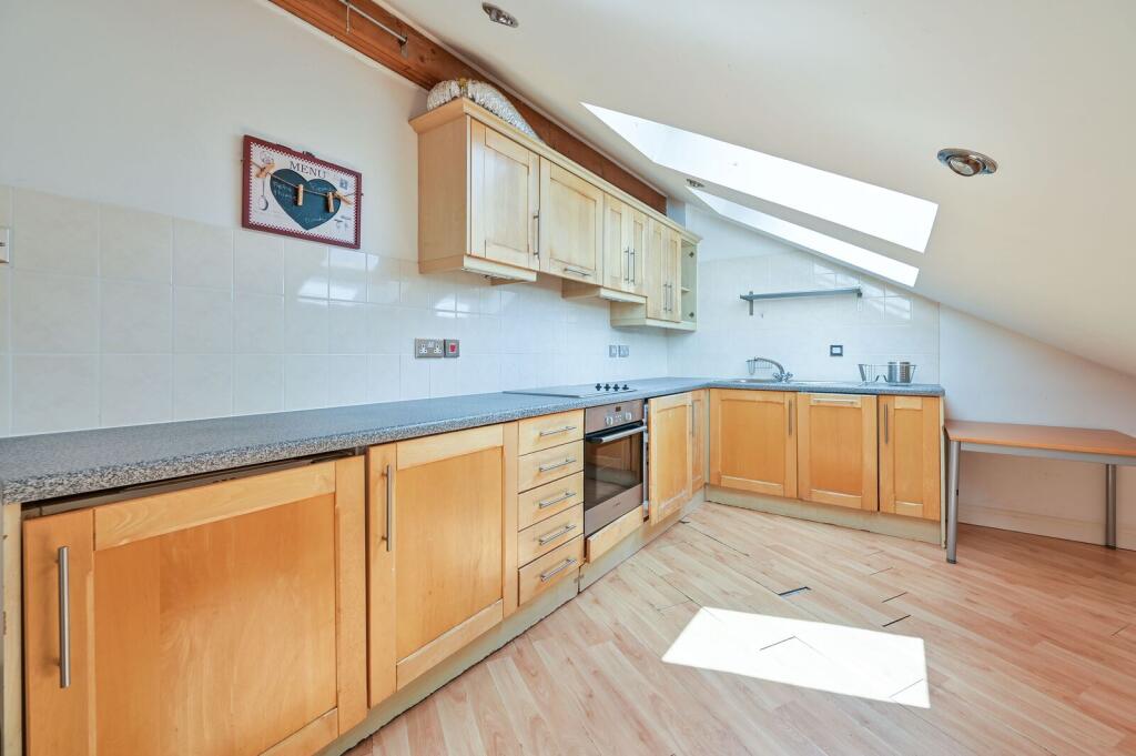 3 bed 1st Floor Flat for rent in London. From Foxtons - London Bridge