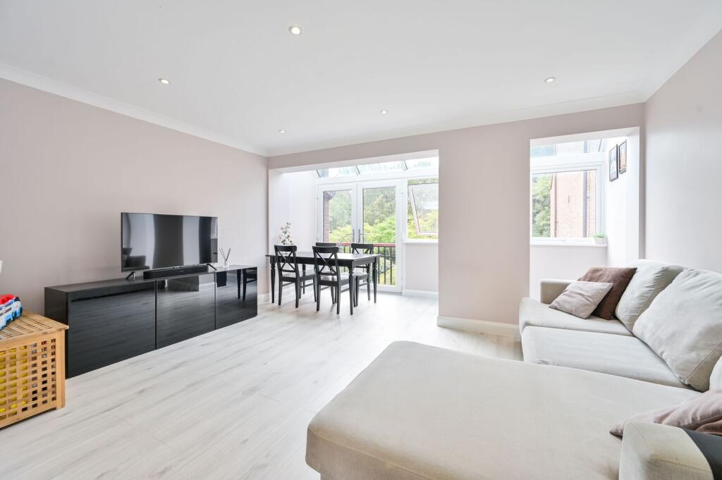 4 bed 1st Floor Flat for rent in Poplar. From Foxtons - London Bridge