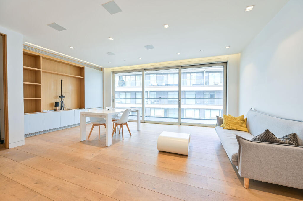 3 bed 1st Floor Flat for rent in London. From Foxtons - London Bridge