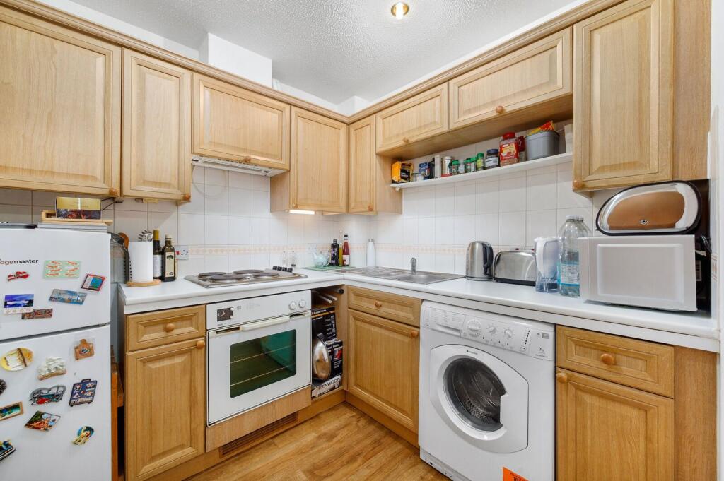 1 bed 1st Floor Flat for rent in Poplar. From Foxtons - London Bridge