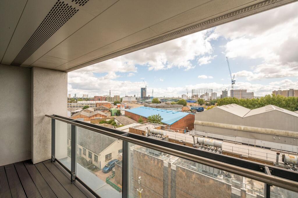 2 bed 1st Floor Flat for rent in Poplar. From Foxtons - London Bridge