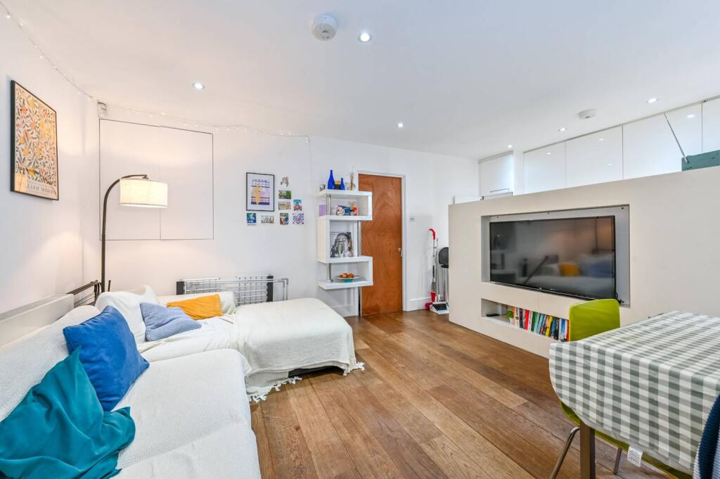 3 bed 1st Floor Flat for rent in London. From Foxtons - Maida Vale