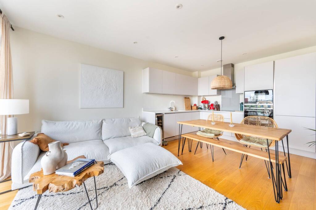 1 bed 1st Floor Flat for rent in London. From Foxtons - Maida Vale