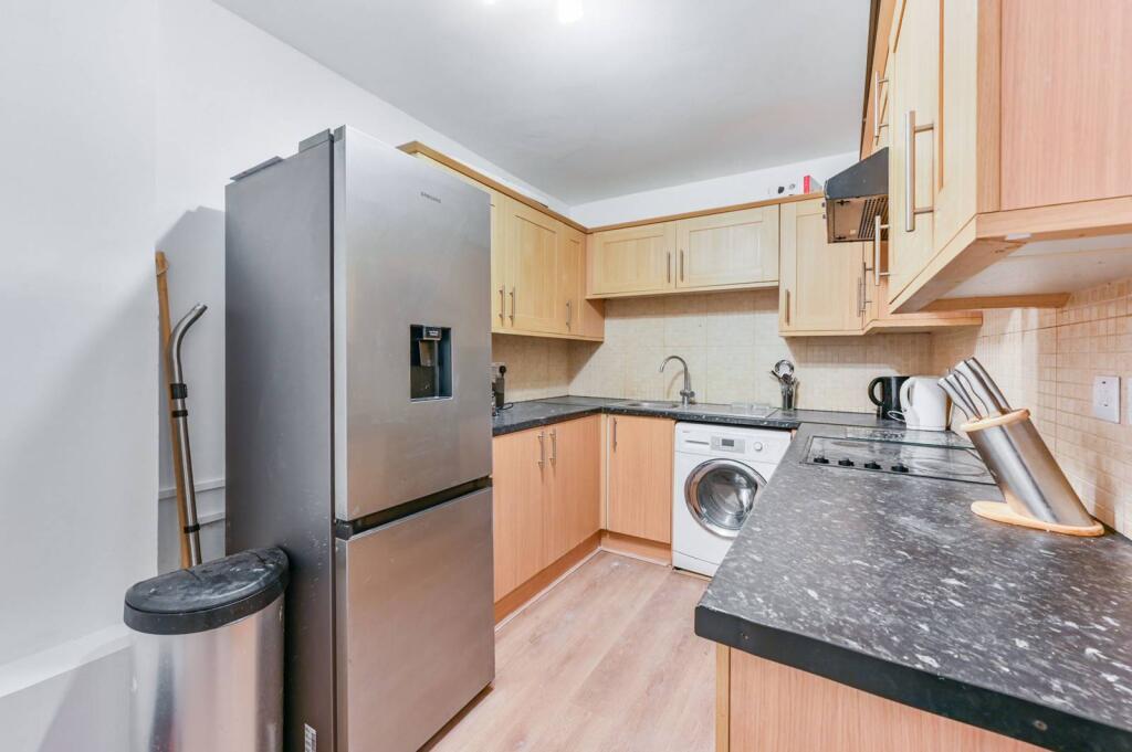 3 bed 1st Floor Flat for rent in London. From Foxtons - Marylebone