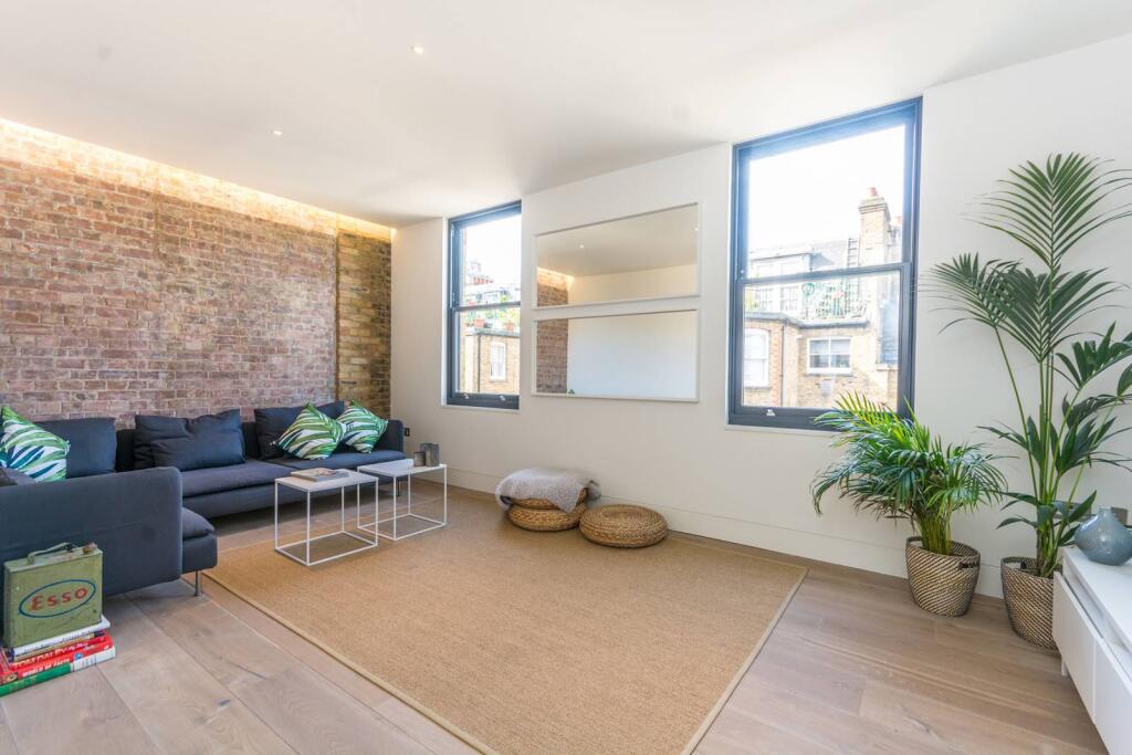 3 bed 1st Floor Flat for rent in Camden Town. From Foxtons - Marylebone