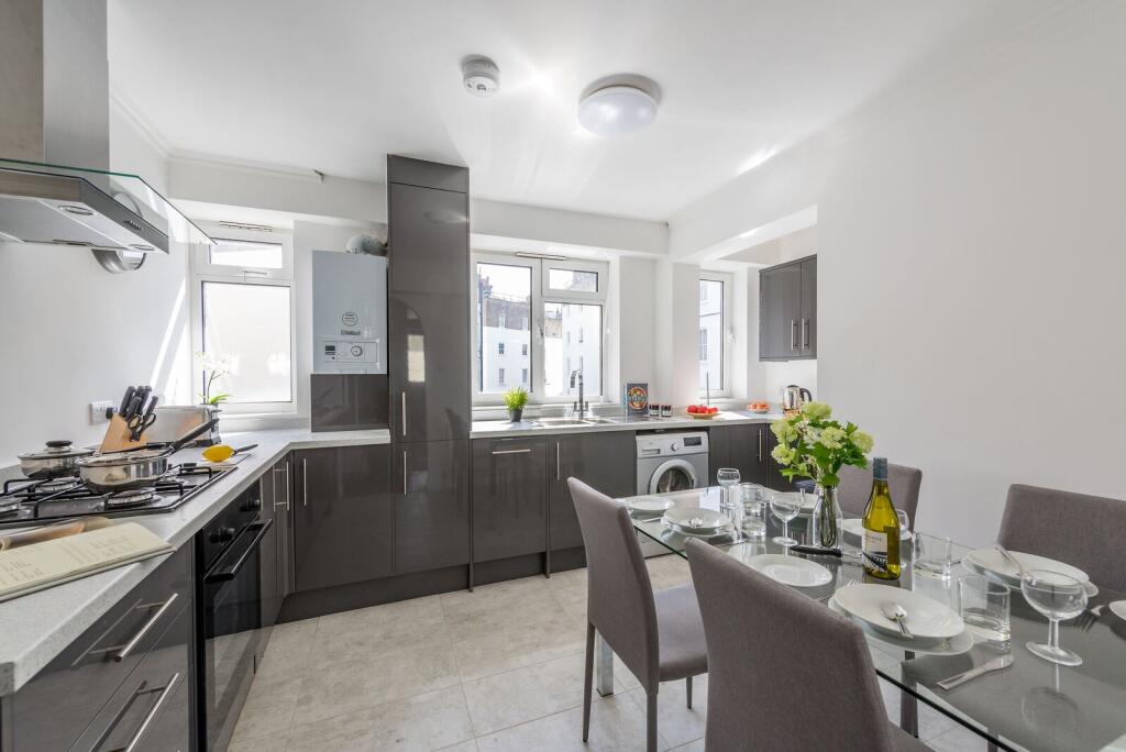 3 bed 1st Floor Flat for rent in London. From Foxtons - Marylebone