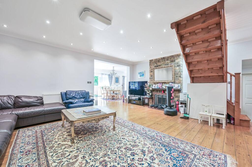 5 bed Bungalow for rent in Barnet. From Foxtons - North Finchley