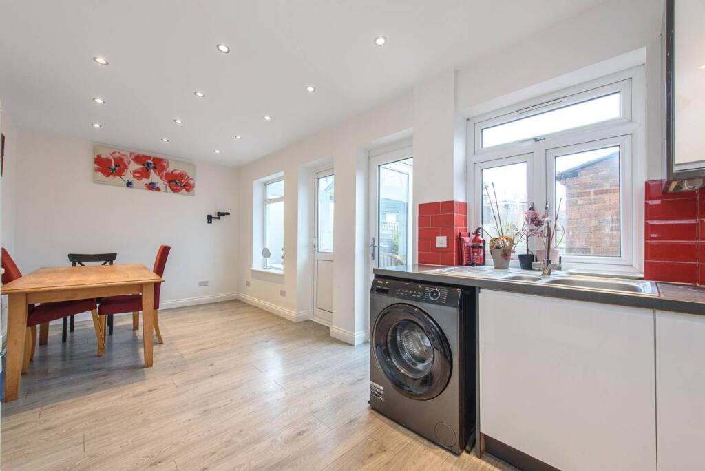 4 bed Detached for rent in London. From Foxtons - North Finchley