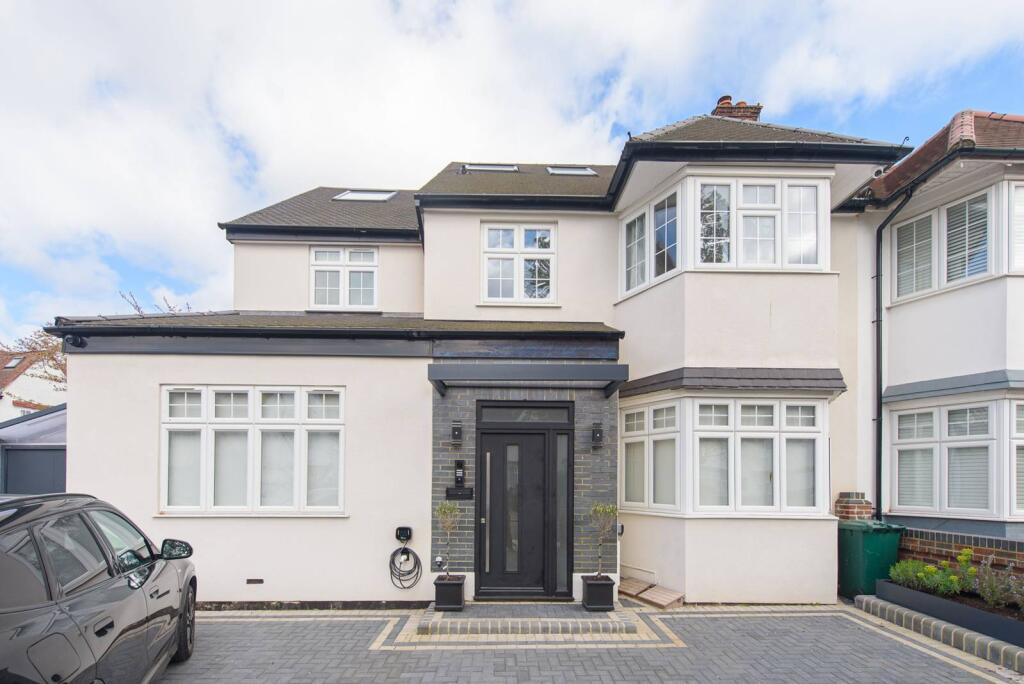 3 bed 1st Floor Flat for rent in London. From Foxtons - North Finchley