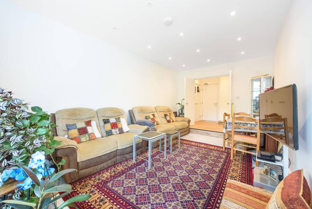 2 bed 1st Floor Flat for rent in London. From Foxtons - North Finchley